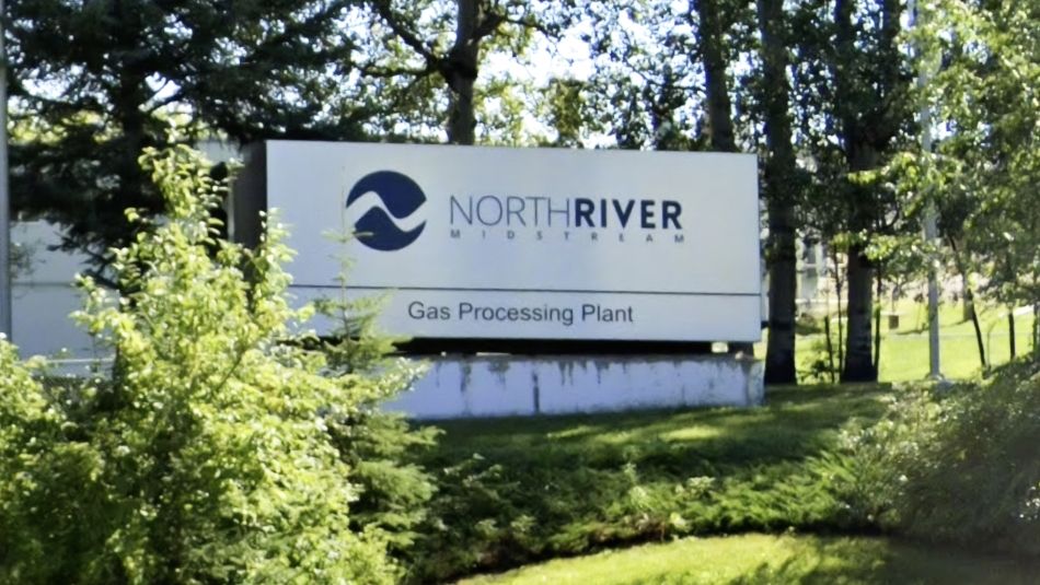Panneau extérieur parmi les pins indiquant "NorthRiver Midstream Gas Processing Plant".