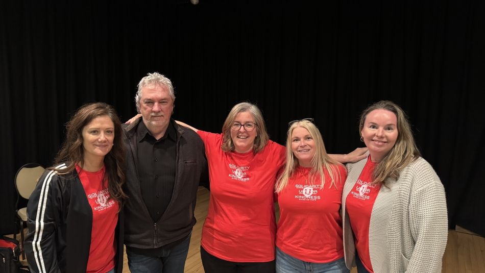 Group of people wearing red Unifor shirts.