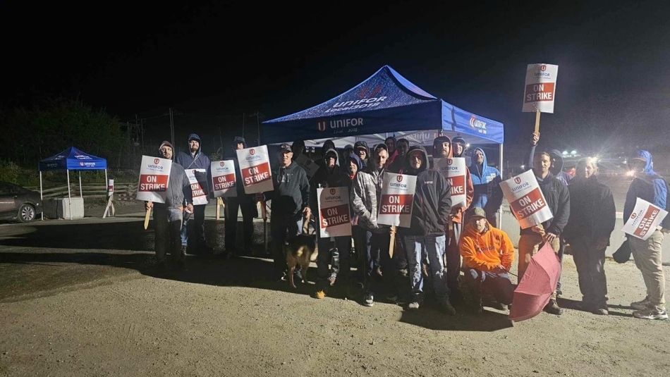 Un groupe de travailleurs sur le piquet de grève