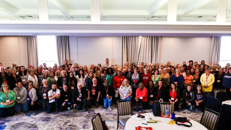 Un grand groupe de délégués pose lors de la conférence sur les soins de santé