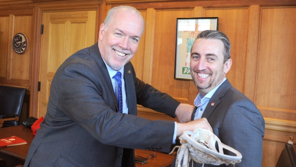 John Horgan fait semblant d'envoyer un coup de crosse à Gavin McGarrigle.