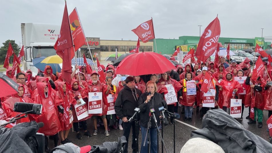 Hundreds of Unifor members gather outside a Metro food distribution centre with National President, Lana Payne, to form new picket lines.