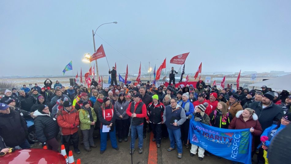Hundredd s of people stand in front of Co-op Refinery Picket line