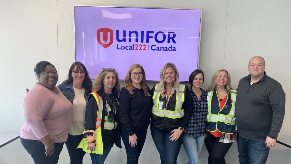 Tracey Ramsey, directrice du département de la condition féminine d'Unifor, avec des membres de la section locale 222.