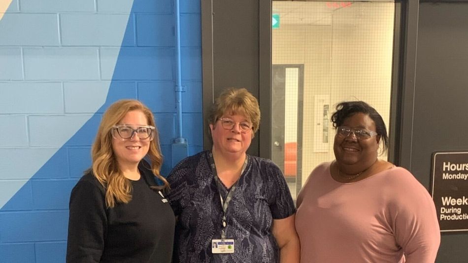 Tracey Ramsey, directrice du département de la condition féminine d'Unifor, avec dueux consoeurs de la section locale 222.