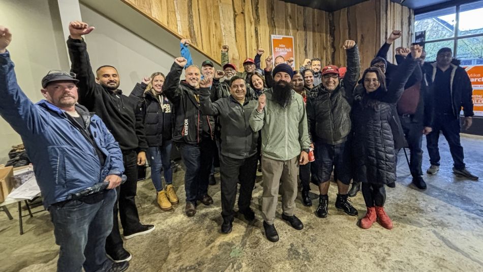 Militants d'Unifor à Surrey Groupe de personnes posant pour une photo avec les poings en l'air.