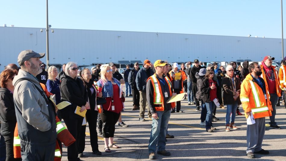 Membres de la section locale 222 travaillant au centre de distribution Loblaws à Ajax, debout à l'extérieur.