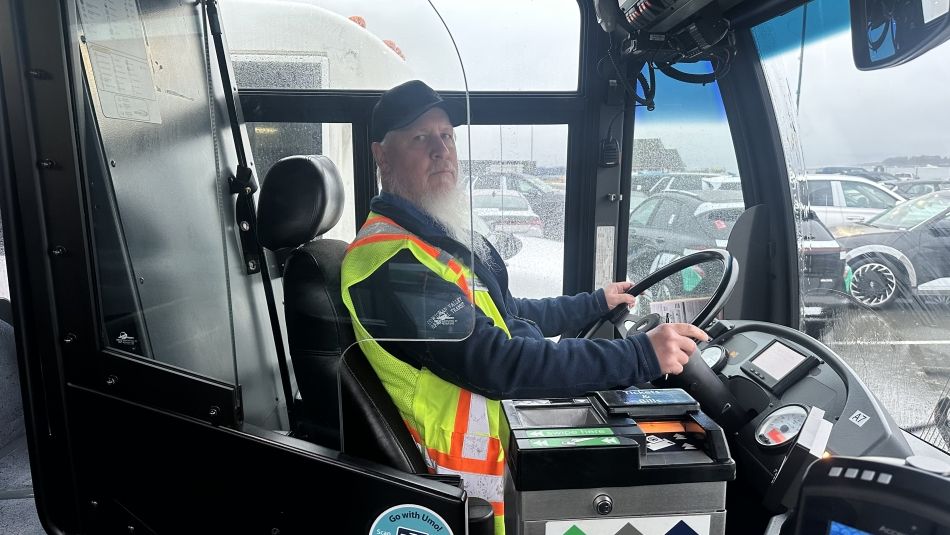 Un opérateur de transport en commun est assis à la place du conducteur du bus.