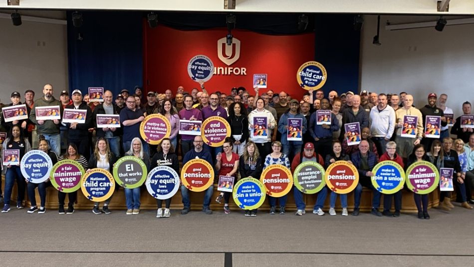 Un grand nombre de membre d'Unifor posant pour un photo.