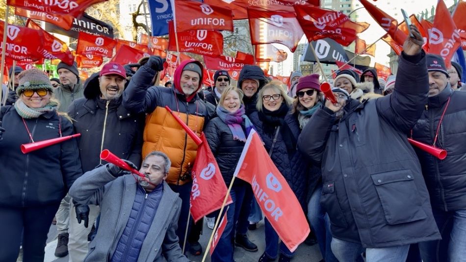 group of people with Unifor flags
