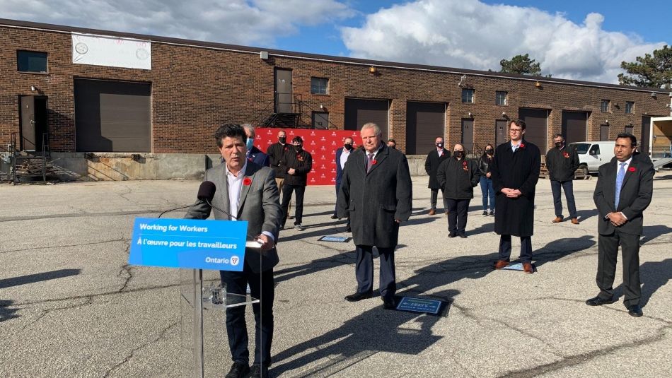 Jerry Dias se situe à un podium à l'extérieur à l'annonce du salaire minimum. 