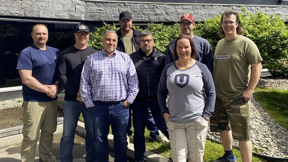 Un groupe de personnes à l'extérieur
