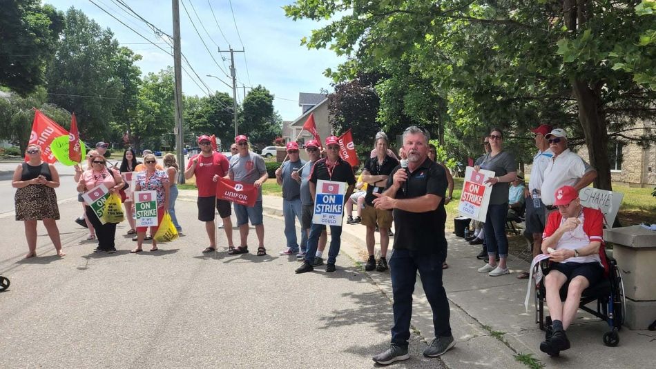 Des membres d'Unifor se rassemblent devant Riverview Gardens.