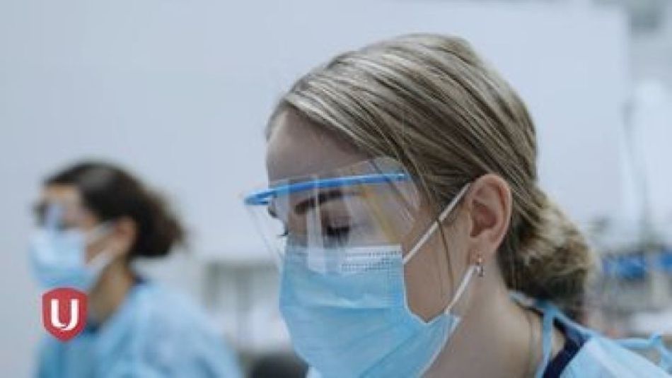 Un technicien de laboratoire portant des lunettes de sécurité et un masque