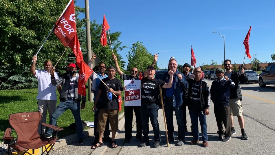 Des membres de la section locale 112 d’Unifor sur la ligne de piquetage à l’UTIL à Concord, Ontario.