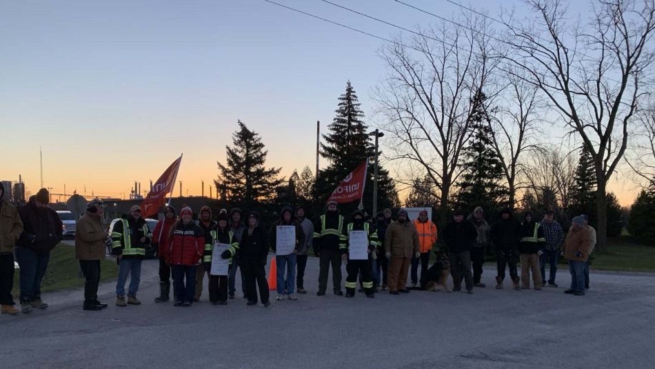 Des membres de la section locale 914 sur un piquet de grève.