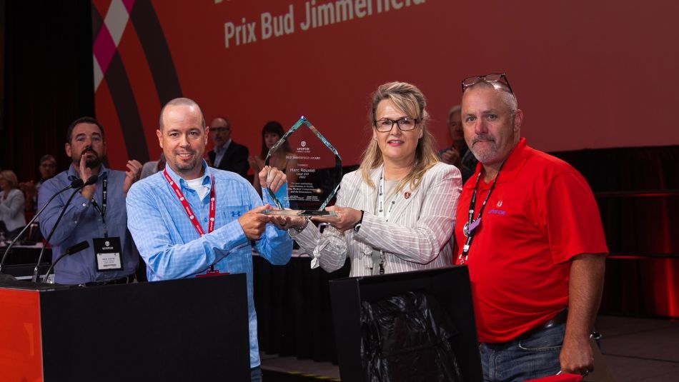 Marc Roussel reçoit le prix Bud Jimmerfield des mains de Sari Sairanen, directrice de la santé, la sécurité et de l'environnement d'Unifor.