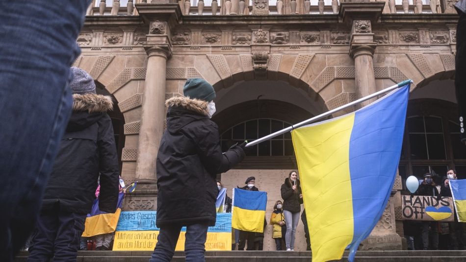 Alt text : Les travailleuses et travailleurs du monde entier subissent les conséquences de la guerre en Ukraine.