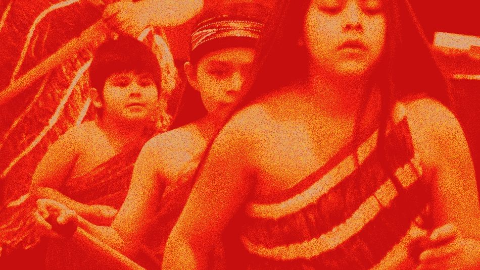 Trois jeunes gens avec un filtre de couleur pixellisé orange et rouge.