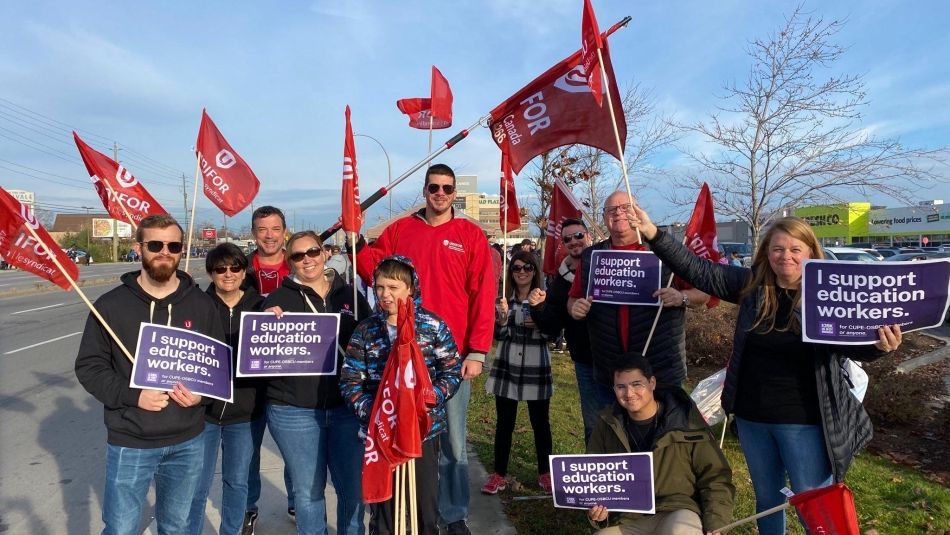 CUPE memeber on the picket line in Ottawa