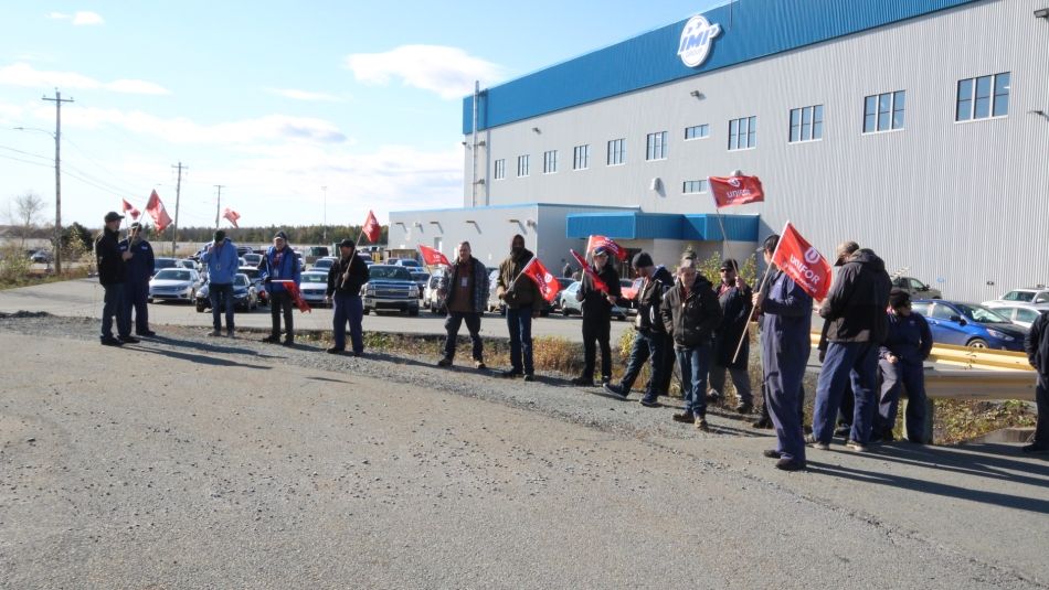 Manifestants à l’extérieur de l’entreprise IMP Aerospace à l’aéroport de Halifax.