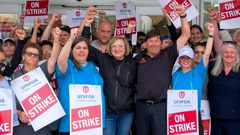 Les membres d'Unifor et la présidente Lana Payne sur la ligne de piquetage de Metro