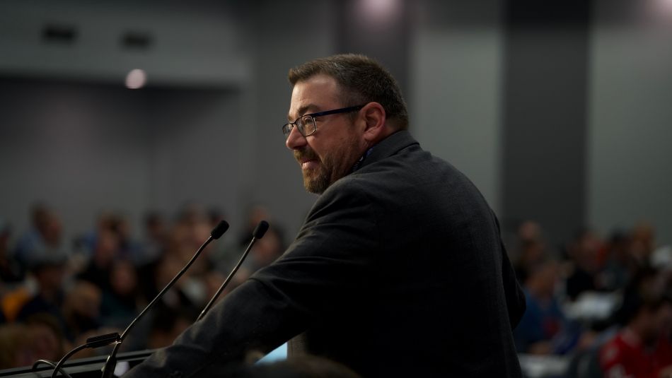 Profil latéral d'un homme parlant sur un podium