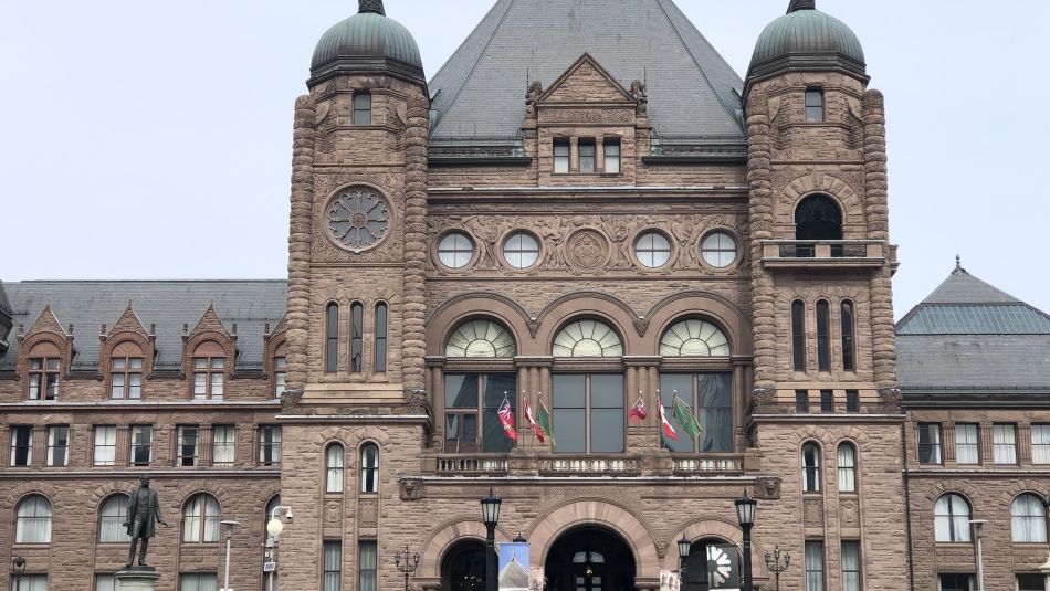 Vue de face du bâtiment législatif de Queen's Park à Toronto