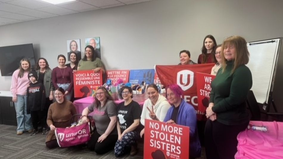 Des consoeurs d'Unifor posant pour un photo.