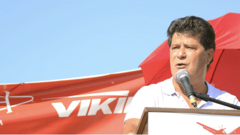 Jerry Dias at mic at DeHavilland Picket line