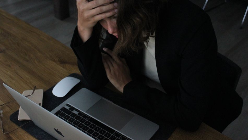 Femme stressée devant son ordinateur portable