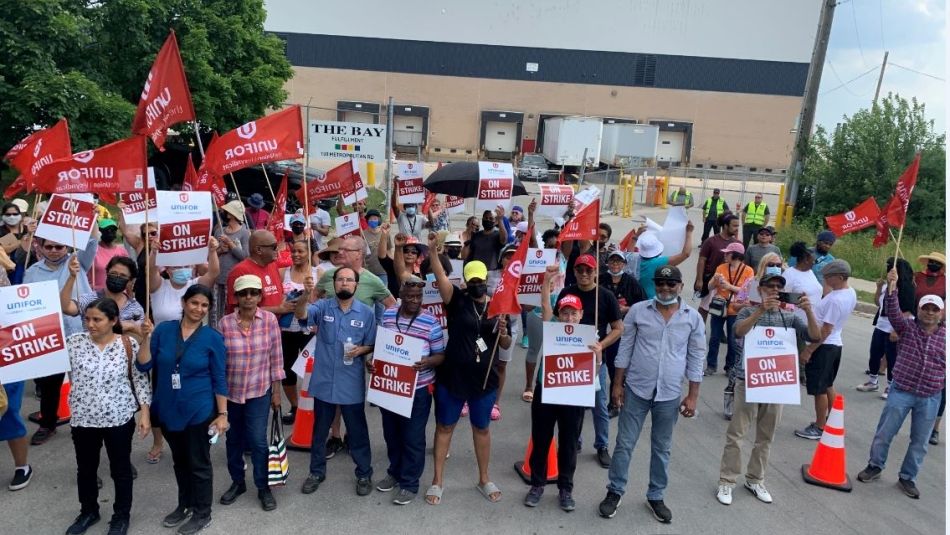 Des travailleuses et travailleurs d’entrepôts de commerce électronique dressent un piquet de grève au centre de distribution de La Baie. 