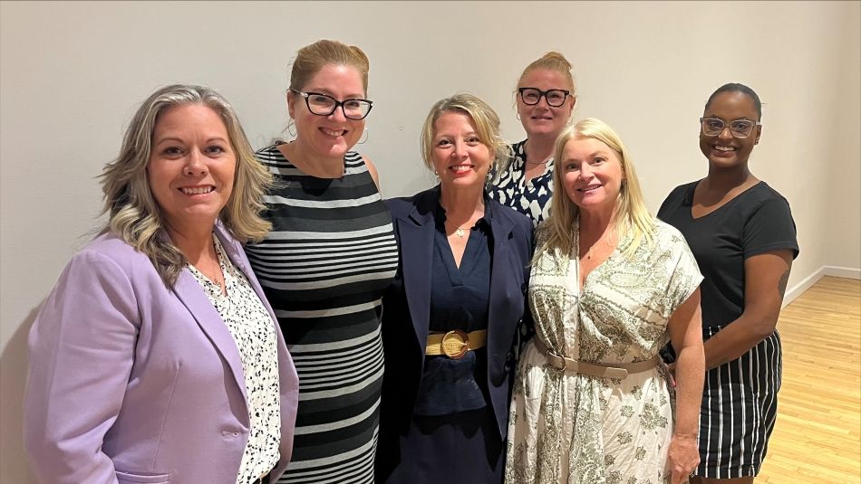 6 women in picture