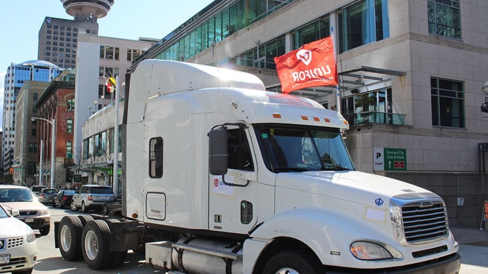 Camion semi-remorque portant un drapeau d’Unifor