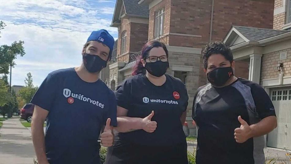 personnes portant des t-shirts de votes d'Unifor