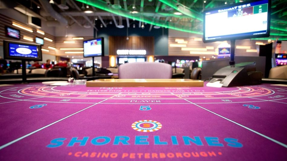 Surface d'une table de jeu avec l'image de marque du casino Shorelines à Peterborough.