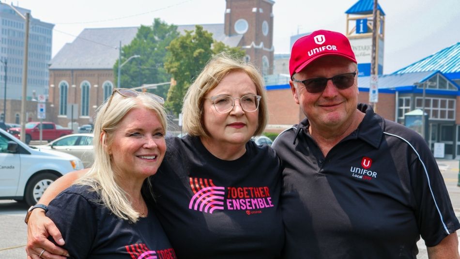 « Lana Payne pose à l’extérieur avec Jodi Nesbitt et Bill Wark »