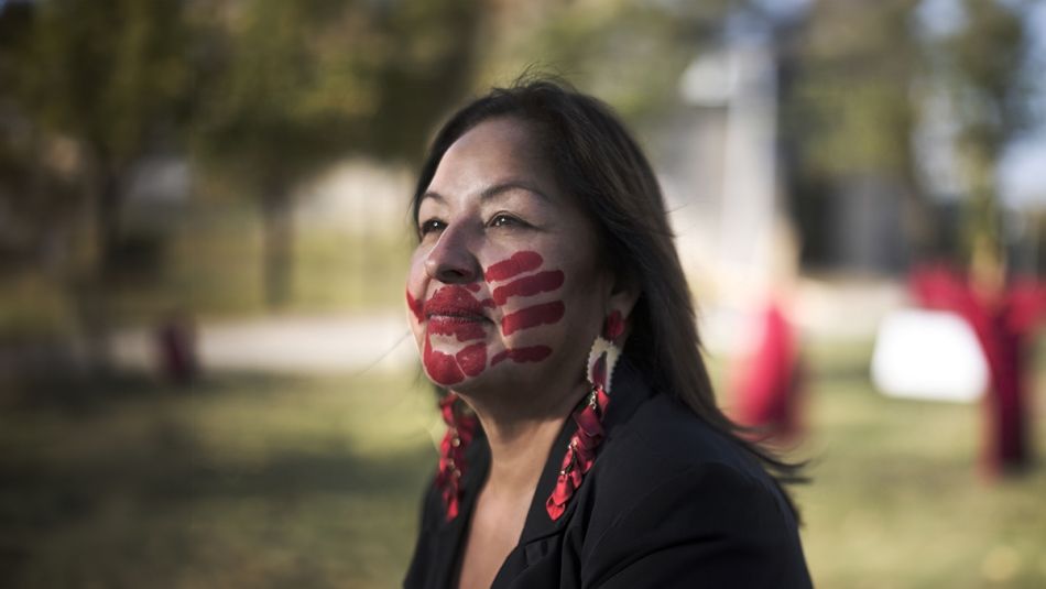 Gina Smoke avec une empreinte de main rouge sur le visage en travers de la bouche