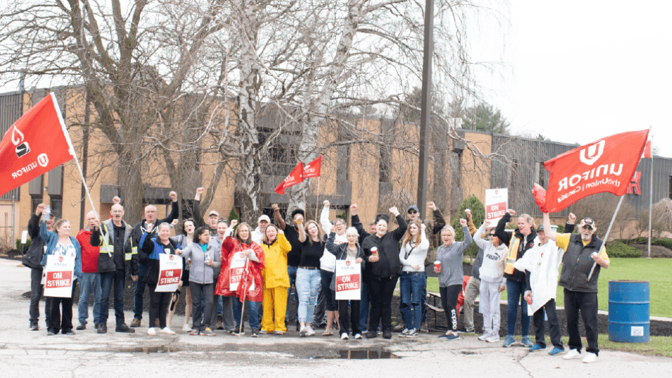 Local 1859 members at THK in Tillsonburg, Ontario on the picket line April 25, 2022.