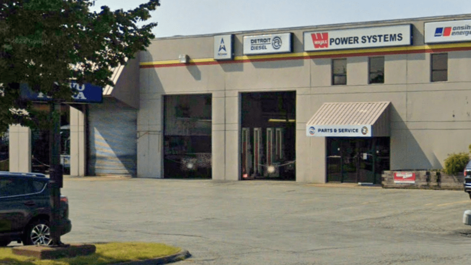 Vue extérieure du centre de service Wajax Power System avec les portes de l'aire de service ouvertes.