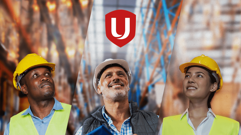 Trois travailleurs d’entrepôt portant un casque de sécurité regardent vers le haut, alors que le titre « Warehouse Workers Unite » est écrit au-dessus d’eux