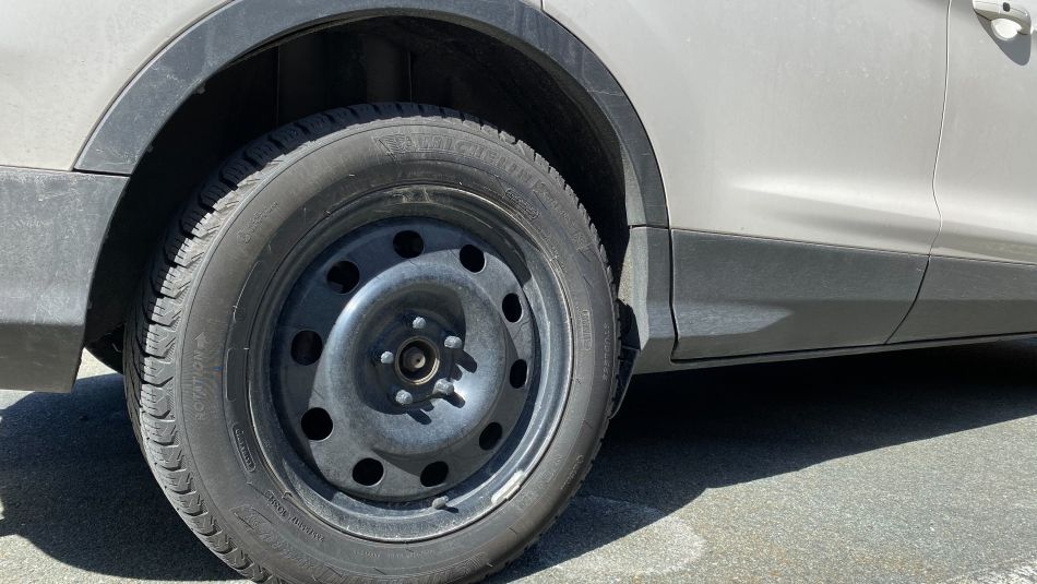 Des pneus d'hiver sur un automobile/