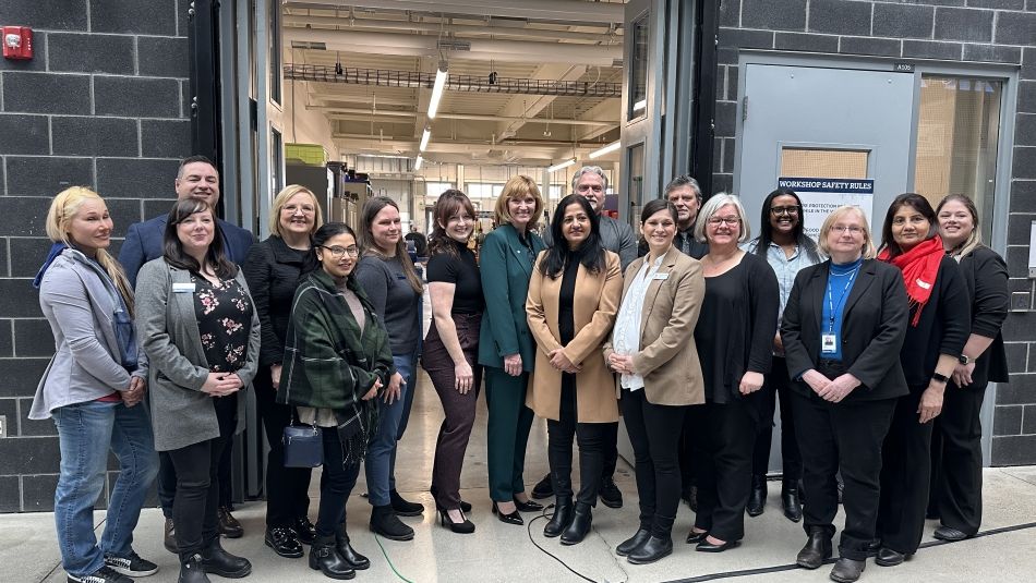 Lana Payne avec un grand group de femmes