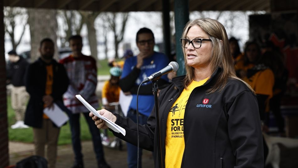 Joanne Hay, directrice de la santé, de la sécurité et de l'environnement d'Unifor, s'adresse au micro à la foule rassemblée.