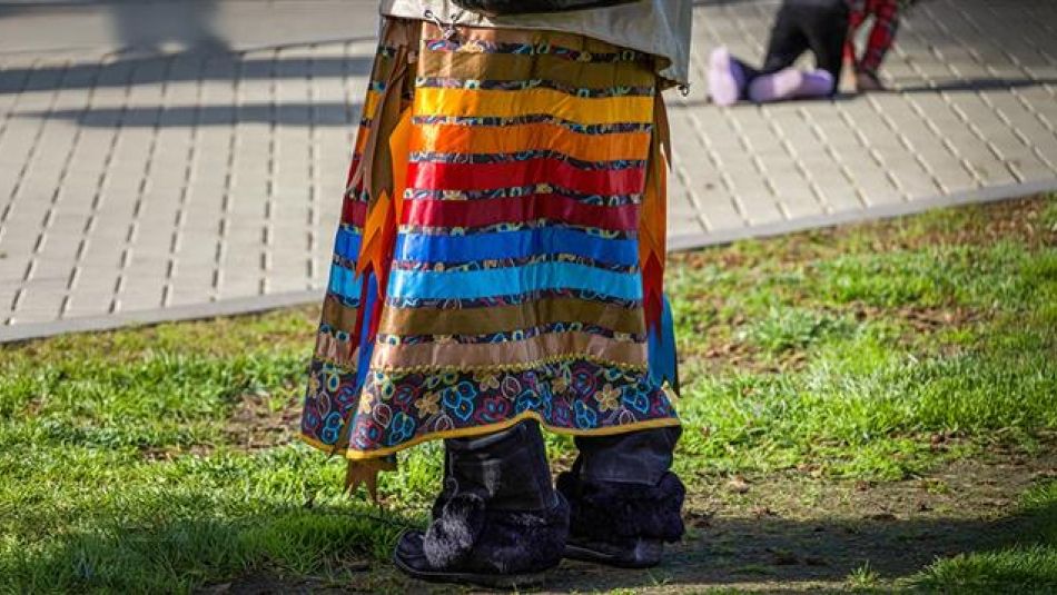 Personne portant une jupe à ruban
