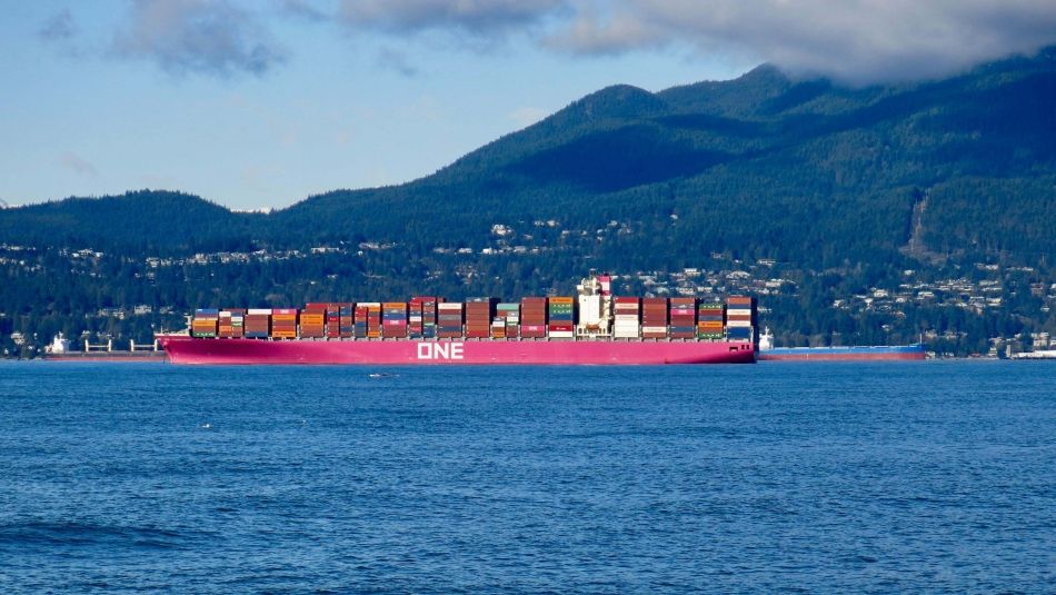Un navire porte-conteneurs au large de Vancouver.