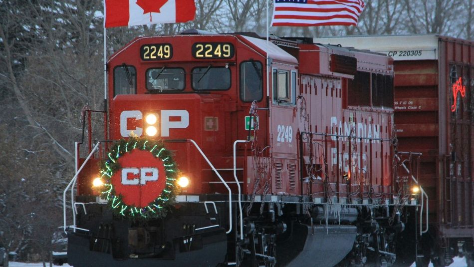 un train de locomotives sur une voie enneigée dans la forêt 