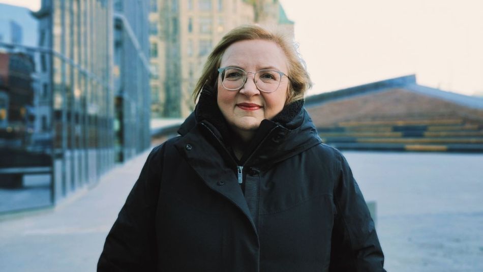 A women standing in front of parliment in the cold