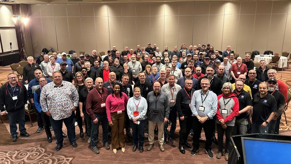 Un grand groupe de personnes dans une salle de conférence