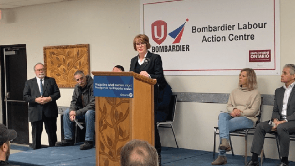 Coordonnateurs des centres d’action de Bombardier, représentants du gouvernement et président de la section locale 1075 d’Unifor, Dominic Pasqualino, lors d’une conférence de presse